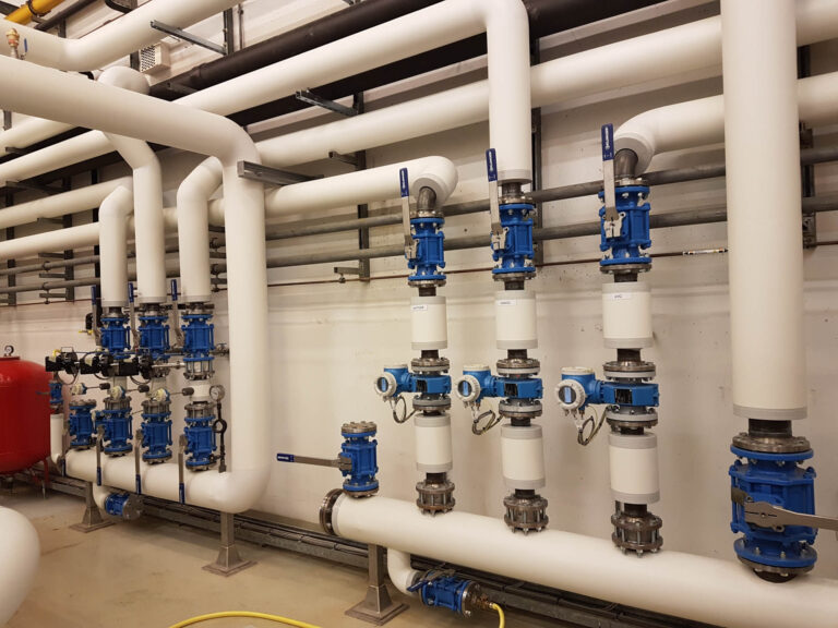 Bouw fase in realisatie van indusriele verwarmings systeem, PIPING
