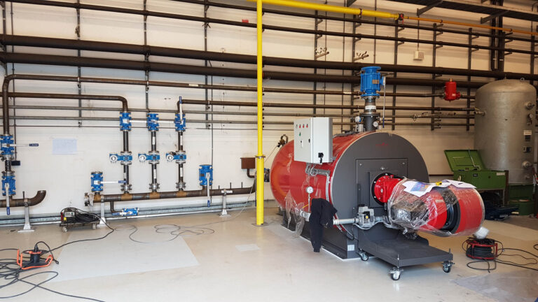 Bouw fase in realisatie van industriële verwarmingssysteem, PIPING